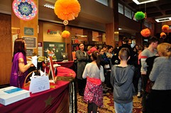 Kolorowy tłum przed wypożyczalnią w czasie Orientalnej Nocy w Koszalińskiej Bibliotece Publicznej