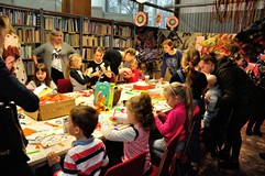 Tłumne zajęcia plastyczne w czasie Orientalnej Nocy w Koszalińskiej Bibliotece Publicznej