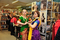 Dwie tancerki hinduskie pozują w czytelni w czasie Orientalnej Nocy w Koszalińskiej Bibliotece Publi