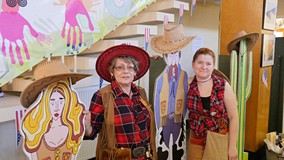 Dwie uczestniczki w strojach kowbojskich pozują w czasie Amerykańskiej Nocy w Koszalińskiej Bibliote