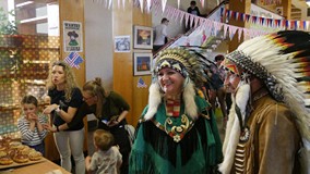 Dwoje uczestników w strojach stylizowanych na indian pozuje w czasie Amerykańskiej Nocy w Koszalińsk