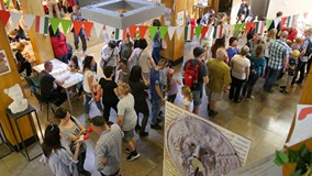 Tłum uczestników widziany z góry w czasie Włoskiej Nocy w Koszalińskiej Bibliotece Publicznej