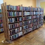 Zdjęcie przedstawia wystawę polecanych książek.