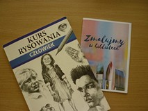 na zdjęciu książka 
