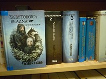 na zdjęciu książki Robina Hobba