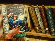 na zdjęciu książki Andrzeja Pilipiuka