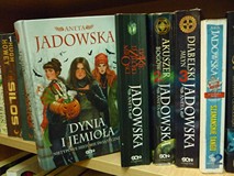 na zdjęciu książki Anety Jadowskiej
