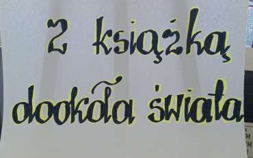 Biała kartka z czarno-żółtym napisem: Z książka dookoła świata