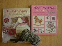 na zdjęciu książki, od lewej strony 