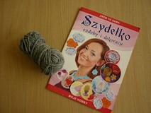 na zdjęciu książka 