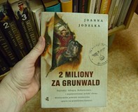 na zdjęciu książka Joanna Jodełka 