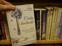 na zdjęciu książki, na przodzie książka Weroniki Wierzchowskiej 