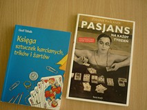 na zdjęciu książki, od lewej strony 