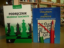 na zdjęciu książki, od lewej strony 