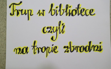 Biała kartka z czarno-żółtym napisem: Trup w bibliotece, czyli na tropie zbrodni.