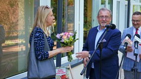 Od lewej: Z-ca KBP, Beata Sawa-Jovanoska odbiera kwiaty z rąk Z-cy Prezydenta Koszalina, Przemysława