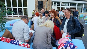 Monika Sobień-Górska, Robert Górski podpisują swoje książki, przed nimi uczestnicy spotkania