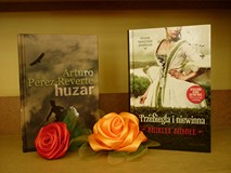 na zdjęciu książki, od lewej strony Arturo Perez-Reverte 