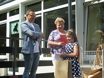 Dyrektor Dariusz Pawlikowski wręcza nagrodę laureatce powiatowego przeglądu recytatorskiego dla prze