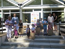 Wspólne zdjęcie organizatorów, nagrodzonych i rodziców w powiatowym przeglądzie recytatorskim dla pr