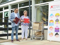 Od lewej: dyrektor Dariusz Pawlikowski i Małgorzata Zychowicz stoją w czasie rozstrzygnięcia powiato