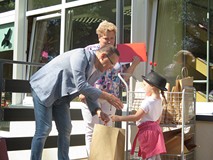 Dyrektor Dariusz Pawlikowski wręcza nagrodę laureatce powiatowego przeglądu recytatorskiego dla prze
