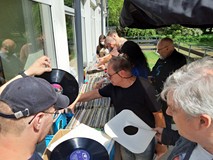 Uczestnicy 24. Płytowej Giełdy GraMuzyka oglądają towar na stoiskach