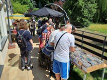 Uczestnicy 24. Płytowej Giełdy GraMuzyka oglądają towar na stoiskach