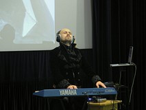 Maciej Trembowiecki w trakcie koncertu
