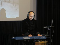 Maciej Trembowiecki w trakcie koncertu