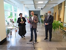 Greta Grabowska na wernisażu swej wystawy w Koszalińskiej Bibliotece Publicznej