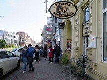 Drużyny na szlaku gry miejskiej zorganizowanej pzrez Koszalińską Bibliotekę Publiczną