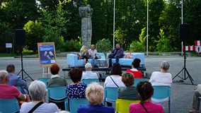 Robert Górski wraz z żoną w czasie spotkania autorskiego na placu przed Koszalińską Biblioteką Publi