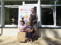 Przedszkolaki ze swoja panią z nagrodami w Powiatowym przeglądzie recytatorskim dla przedszkolaków 