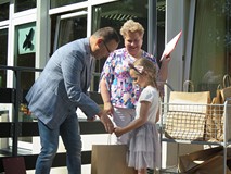 Dyrektor Dariusz Pawlikowski wręcza nagrody w Powiatowym przeglądzie recytatorskim dla przedszkolakó