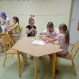 Dziewczynki przy stołach wykonujące zadanie w grupach.