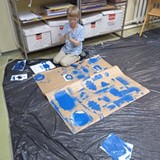 Chłopiec malujący szablon.