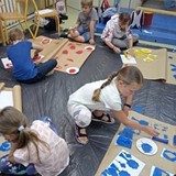 Dzieci malujące szablony.