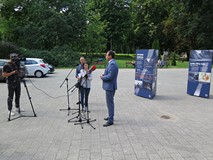 Dyrektor dr Paweł Skubisz przemawia podczas otwarcia wystawy. Na zdjęciu widoczna wystawa, Dyrektor 
