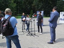 Pracownik IPN - Mateusz Lipko przemawia podczas otwarcia wystawy. Na zdjęciu widoczni przedstawiciel