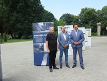 Dyrektor dr Paweł Skubisz z gośćmi wernisażu, na tle ekspozycji.