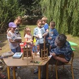 Spotkanie autorskie w ogrodzie Filii nr 9 KBP. Pawł Wakuła rozmawia z czytelnikami i podpisuje swoje