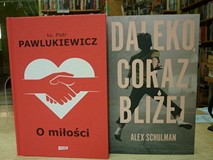 na zdjęciu książki, od lewej strony ks. Piotr Pawlukiewicz 