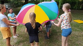 Dzieci w trakicie zabawy chustą Klanzy