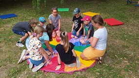 Dzieci w trakicie zabawy chustą Klanzy