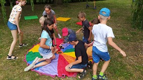 Dzieci w trakicie zabawy chustą Klanzy