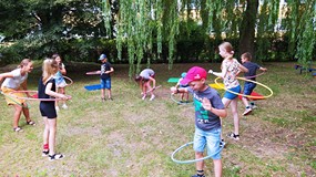 Dzieci w ogrodzie w trakcie zabawy integracyjnej