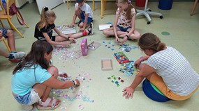 Dzieci układaja puzzle