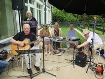 Występ muzyczny. Śpiewają Wacław Nowicki i Elżbieta Taborek. Wacław Nowicki gra na gitarze.