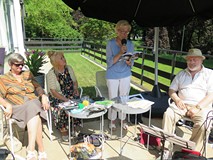 Grażyna Piekarewicz, Krystyna Pilecka i Andrzej Pitak siedzą przy stolikach. Stanisława Schreuder st